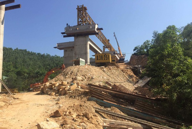 Đường cao tốc Hạ Long - Vân Đồn: Dầm cầu gãy thành nhiều khúc Hiện trường sự cố sập dầm cầu đường cao tốc Hạ Long - Vân Đồn.