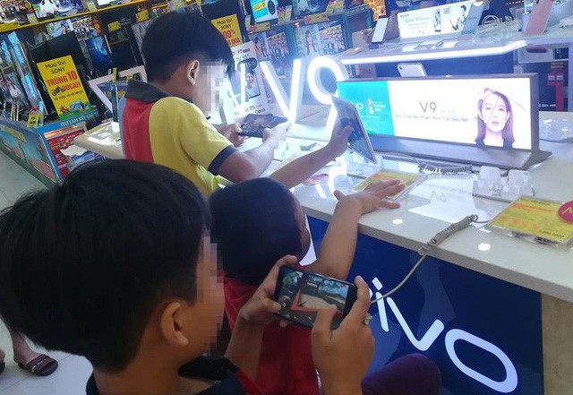 Mùa hè này, con bạn có bị biến thành đứa trẻ... smart phone? Nhiều đứa trẻ được "giữ chân" bởi... điện thoại, ipad tại các siêu thị điện máy trong ngày hè