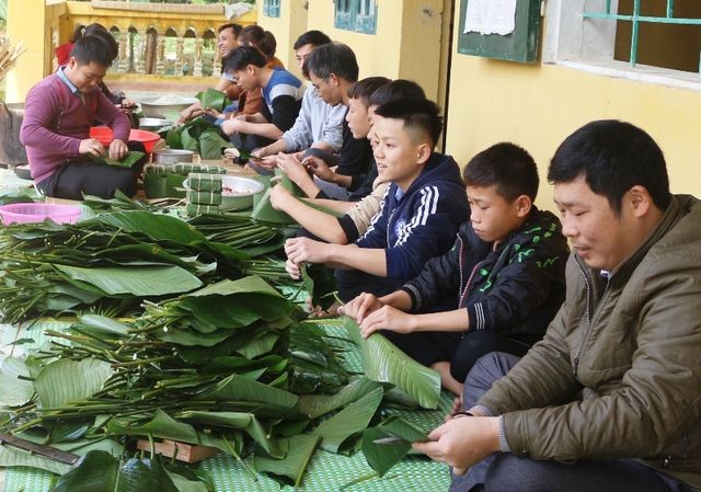 Các thầy cô giáo Trường THCS Thanh Phong (xã Thanh Phong, huyện Như Xuân, Thanh Hóa) trích một phần tiền lương để mua quà và gói bánh chưng tặng cho các em học sinh có hoàn cảnh khó khăn.