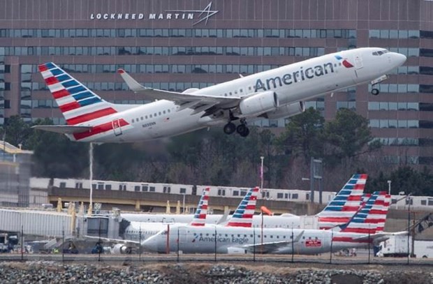 Boeing - 'Đứa con cưng' của nền công nghiệp Mỹ không thể để sụp đổ Máy bay Boeing 737 của Hãng hàng không American Airlines cất cánh tại sân bay quốc tế Ronald Reagan Washington ở Arlington, Virginia của Mỹ. (Ảnh: AFP/TTXVN)