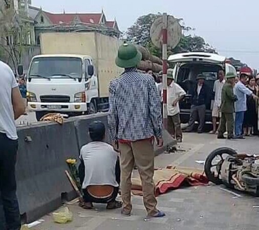 Xe khách va chạm xe máy, 4 người thương vong Xe khách va chạm xe máy, 4 người thương vong