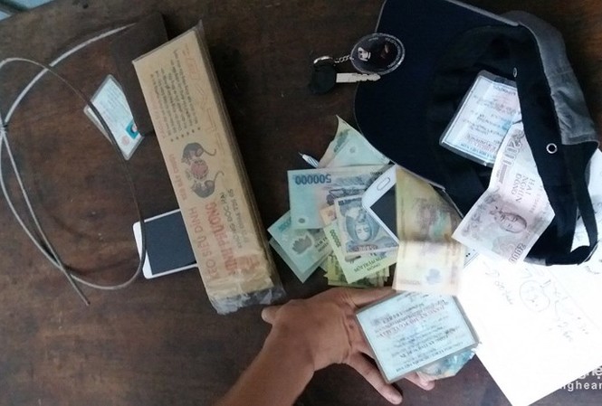 3 học sinh dùng keo dính chuột thực hiện chục vụ trộm Tang vật vụ án. Ảnh Khánh Linh