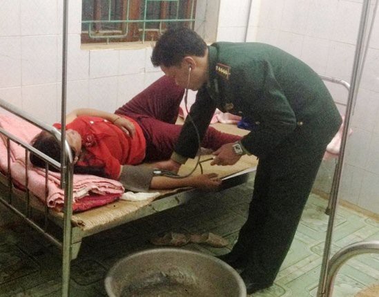 Bộ đội biên phòng cứu sống người phụ nữ nghi ăn lá ngón tự tử Nạn nhân được cấp cứu kịp thời hiện đã qua cơn nguy kịch