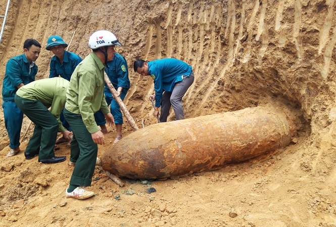 San lấp mặt bằng, người dân phát hiện bom 'khủng' trong vườn San lấp mặt bằng, người dân phát hiện bom 'khủng' trong vườn