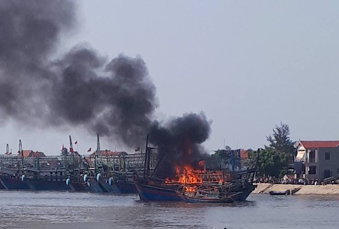 Tàu câu mực bốc cháy dữ dội nghi do chập điện Tàu câu mực bốc cháy dữ dội nghi do chập điện