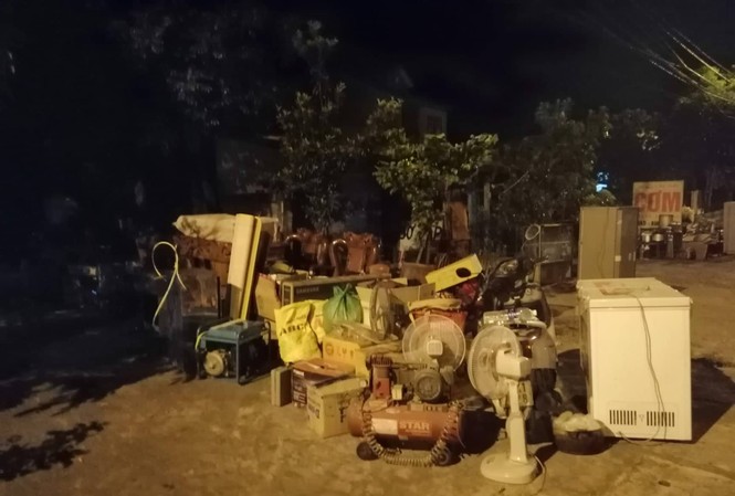 Hàng trăm người dân Hà Tĩnh hối hả dọn đồ chạy 'giặc lửa' trong đêm Hàng trăm người dân Hà Tĩnh hối hả dọn đồ chạy 'giặc lửa' trong đêm