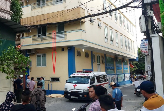 Một giáo viên nước ngoài rơi từ tầng 4 xuống đất tử vong Một giáo viên nước ngoài rơi từ tầng 4 xuống đất tử vong