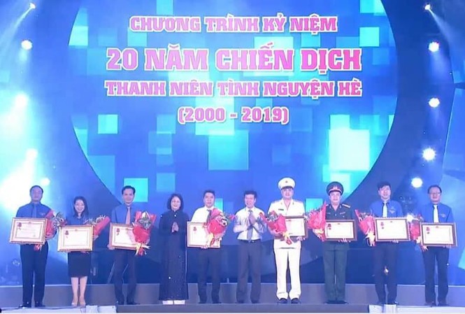 Tỉnh đoàn Nghệ An được Chủ tịch nước tặng Huân chương Lao động hạng Ba Tỉnh đoàn Nghệ An được Chủ tịch nước tặng Huân chương Lao động hạng Ba