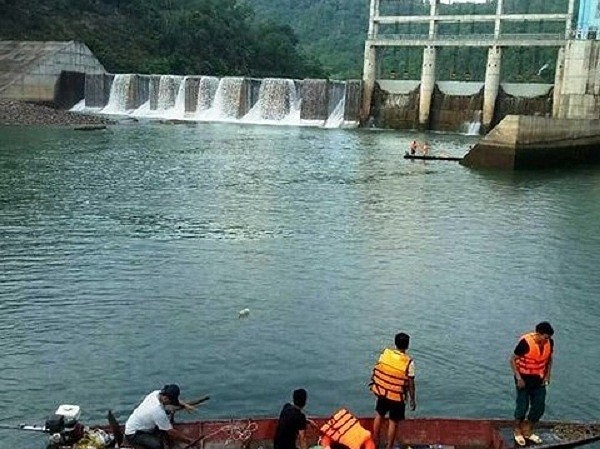 Khởi tố bị can hai cán bộ nhà máy thủy điện xả nước gây chết người Khởi tố bị can hai cán bộ nhà máy thủy điện xả nước gây chết người