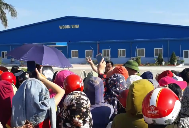 Hàng trăm công nhân nhà máy may ‘đội nắng’ đình công đòi quyền lợi Hàng trăm công nhân nhà máy may ‘đội nắng’ đình công đòi quyền lợi