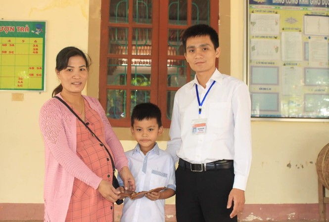 Học sinh lớp 3 nhặt được tiền và vàng đem trả lại người đánh rơi Học sinh lớp 3 nhặt được tiền và vàng đem trả lại người đánh rơi