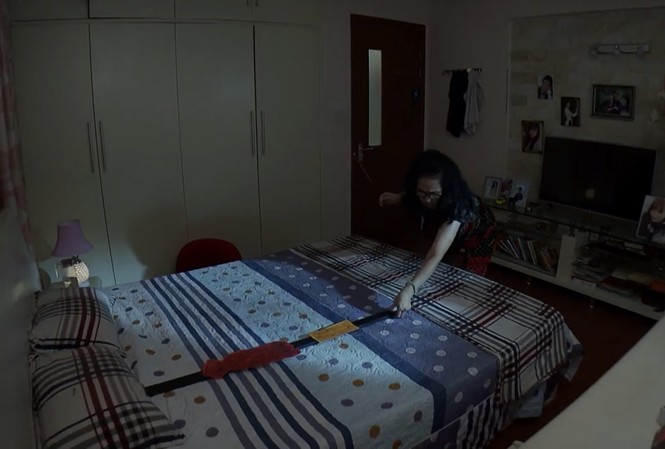 Tập 13 “Sống chung với mẹ chồng”: Nỗi kinh hoàng ngủ chung với mẹ chồng Muốn sớm có cháu bà Phương lén yểm bùa trong phòng ngủ của vợ chồng Vân