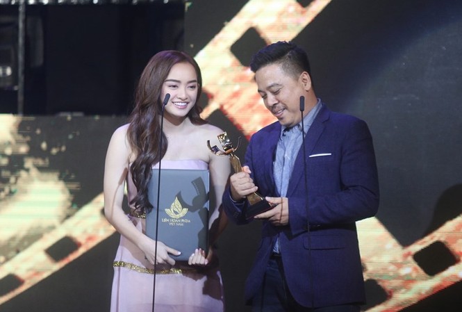 Charlie Nguyễn: Hơi ngỡ ngàng vì 'Em chưa 18' trượt giải đạo diễn "Em chưa 18" nhận Bông sen vàng tại LHP Việt Nam lần thứ 20