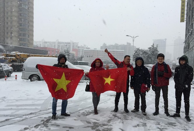 Hàng nghìn cổ động viên đã ở Thường Châu để 'tự hào hát lên Việt Nam ơi' Thời tiết xấu không làm nhụt chí các cổ động viên. Ảnh: Đào Mạnh Cương