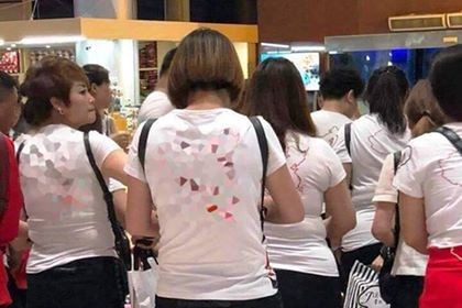 Du khách mặc áo in hình 'lưỡi bò', Tổng Cục Du lịch nói gì? Tịch thu và tiêu huỷ áo in hình lưỡi bò của nhóm du khách TQ