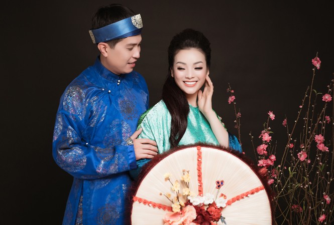 Chồng làm nền cho Tân Nhàn trong 'Tương phùng tương ngộ' Tân Nhàn bên chồng là ca sĩ Tuấn Anh trong MV quan họ