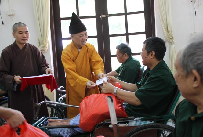 Trao 180 suất quà, bốn nhà đại đoàn kết trước thềm Vesak 2019 Thượng toạ Thích Thanh Quyết thăm hỏi, tặng quà thương bệnh binh tỉnh Hà Nam