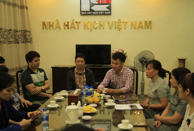 Nhà hát trao hơn 300 triệu đồng cho gia đình nạn nhân tử vong hầm Kim Liên Nhà hát Kịch Việt Nam trao tiền ủng hộ cho gia đình chị Yến. Ảnh: NHK