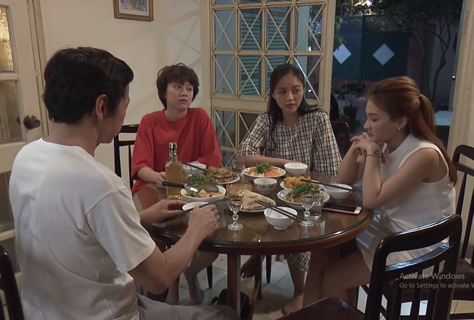 Về nhà đi con 55: Ông Sơn nói với Anh Thư đúng tâm trạng con gái khi chồng đi xa Cả nhà ông Sơn chờ cơm Vũ