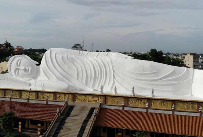 Du lịch văn hóa Bình Dương không chỉ có 'đặc sản' tượng phật trên mái nhà Bức tượng Phật nhập Niết bàn trên mái chùa 300 tuổi ở Bình Dương