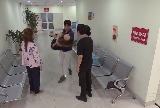 Về nhà đi con tập 64: Vũ bị vợ và bố mẹ bắt gặp đưa kẻ thứ ba đến bệnh viện Con ốm nhưng Vũ lại bị bắt gặp đưa Nhã tới viện cấp cứu