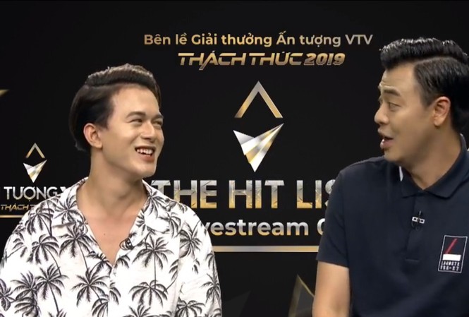 'Bố con cọc chèo' Về nhà đi con: Nhờ Bảo mà ông Quốc đu theo được Bố con Bảo-Quốc là khách mời đầu tiên trong chương trình bên lề Hit List số 1 của VTV Awards 2019