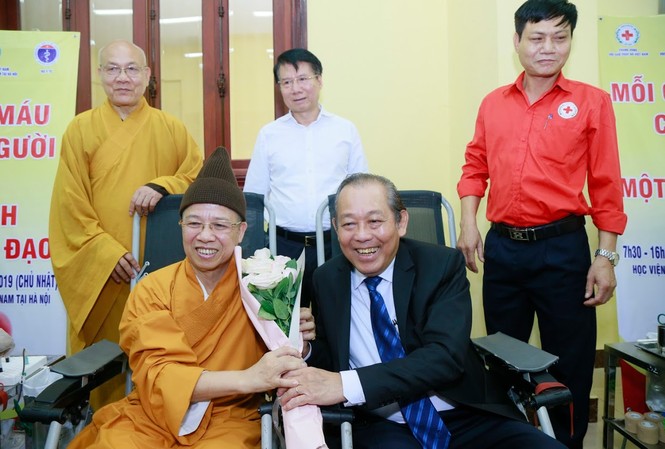 Phó Thủ tướng Trương Hòa Bình dự ngày hội hiến máu ở Học viện Phật giáo Phó Thủ tướng Thường trực Trương Hòa Bình tới dự Ngày hội Hiến máu cứu người-Hành Bồ tát đạo