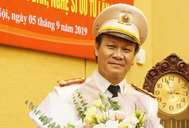 Bộ trưởng Bộ Công an tôn vinh ông Cấn ‘Quỳnh búp bê’ và 4 nghệ sĩ công an NSND Nguyễn Hải được Bộ trưởng Bộ Công an tôn vinh. Ảnh: Nguyên Khánh