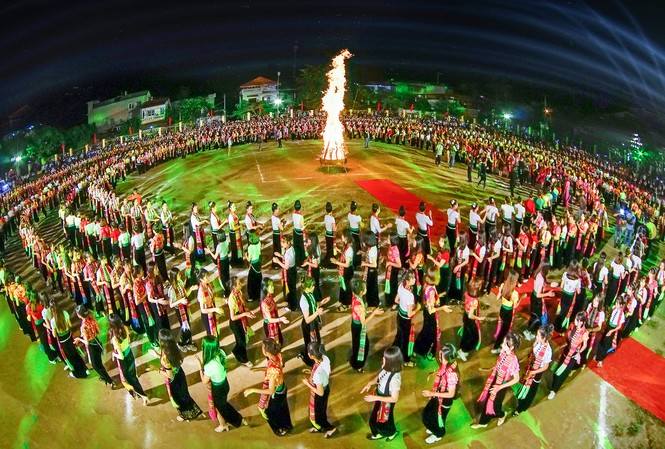 Yên Bái mở hội 5 nghìn người múa xòe Thái và đăng ký kỷ lục thế giới Yên Bái tổ chức cho 5 nghìn người thực hiện màn đại Xòe, ghi nhận kỷ lục thế giới