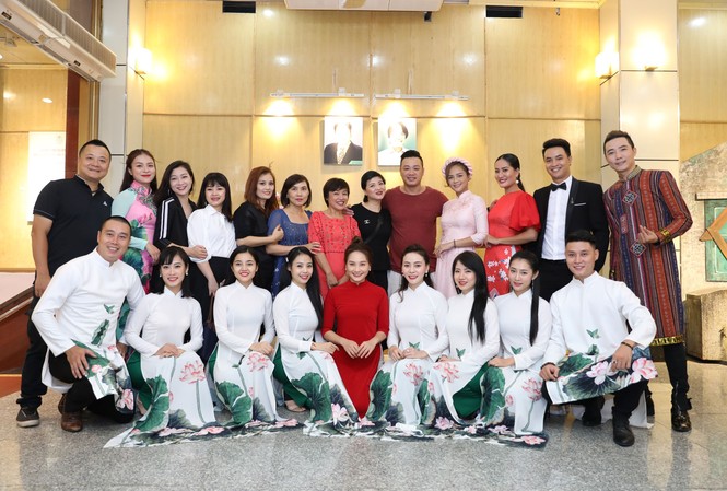 Bảo Thanh, Thu Quỳnh hội ngộ giữa 'bão' tin đồn từ mặt nhau Bảo Thanh, Thu Quỳnh và các nghệ sĩ Nhà hát Tuổi trẻ