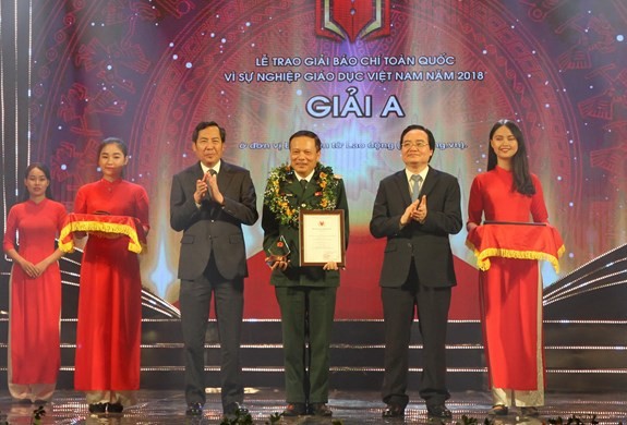 Phát động cuộc thi 'Vì sự nghiệp giáo dục Việt Nam' Ban tổ chức trao giải Nhất 'Vì sự nghiệp giáo dục Việt Nam' năm 2018