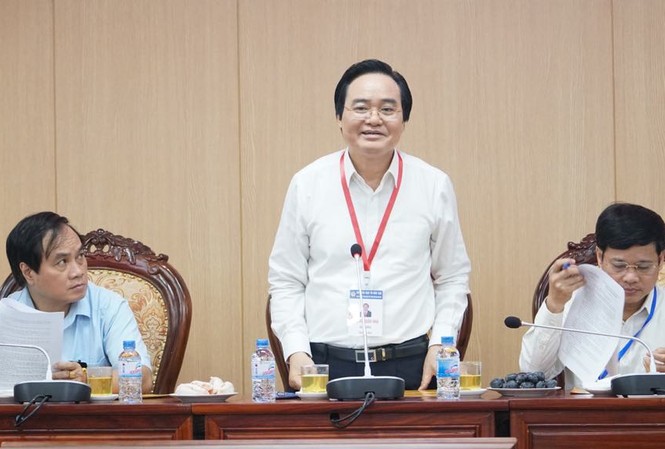 Bộ trưởng Phùng Xuân Nhạ: Kỳ thi năm nay quy rõ trách nhiệm từng người Bộ trưởng Phùng Xuân Nhạ tại buổi làm việc với UBND Huyện Hoài Đức sáng 24/6 (Mạnh Thắng)
