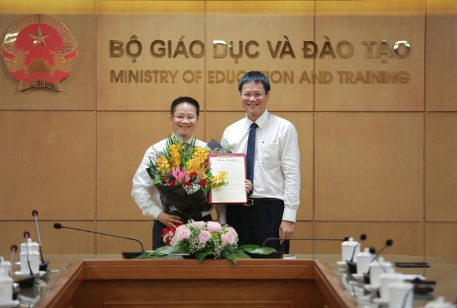 Bộ Giáo dục bổ nhiệm Phó Chánh văn phòng mới Thứ trưởng Bộ GD&ĐT ông Lê Hải An trao quyết định bổ nhiệm Phó chánh văn phòng Bộ cho ông Nguyễn Việt Hùng.
