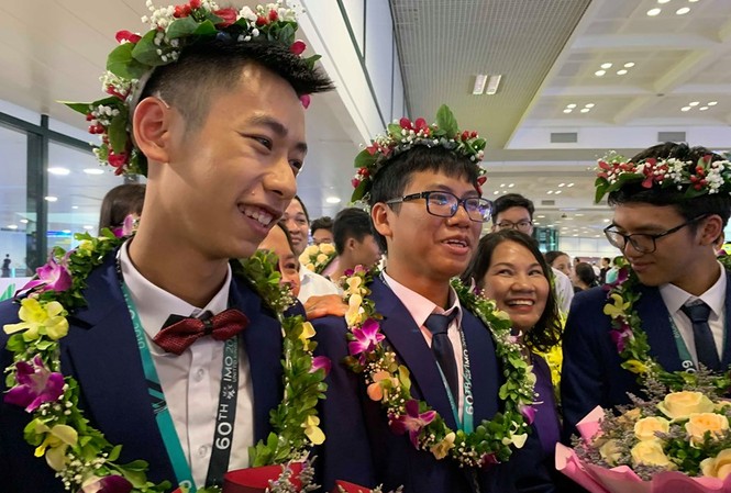 Chàng trai “Vàng” Toán học và dự định theo đuổi nghiệp trồng người Thuận Hưng (ngoài cùng bên trái)