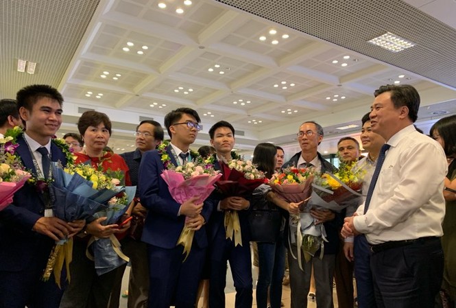 Gia đình, thầy cô xúc động đón đoàn Olympic Toán học 2019 trở về Thứ trưởng Nguyễn Hữu Độ chia vui với đoàn học sinh tham dự Olympic Toán 2019