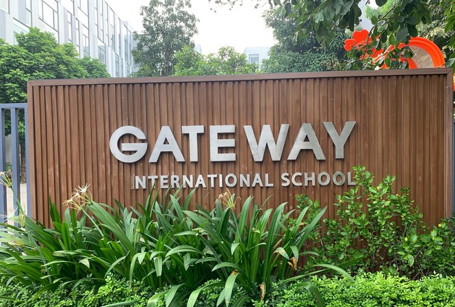 Trường Gateway gắn mác 'quốc tế” chỉ để loè phụ huynh, hút học sinh? Trường Gateway quốc tế Hà Nội để biển hoàn toàn bằng tiếng Anh