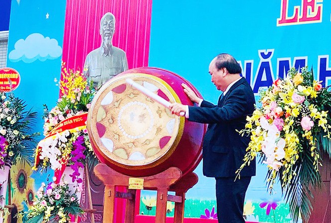 Lời căn dặn ấm áp của Thủ tướng trong lễ khai giảng năm học mới Thủ tướng đánh trống khai giảng tại Trường THPT Sơn Tây (Hà Nội)