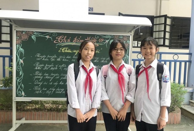 Tặng giấy khen cho 3 học sinh nhặt của rơi trả lại người đánh mất 3 học sinh nhặt được cọc tiền 50 triệu trả lại người đánh mất