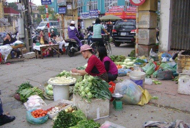Dễ ung thư khi tái sử dụng thùng sơn đựng đồ ăn Ảnh: vtc.vn