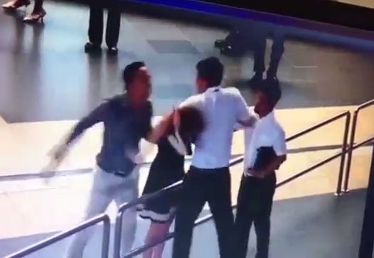 Vụ hành hung nhân viên hàng không: Xử nghiêm, bất kể 'con ông cháu cha'! Liên quan đến vụ việc nhân viên hàng không bị khách đánh tại sân bay Nội Bài, sáng nay (20/10), cuộc họp về sự việc này do lãnh đạo Cục Hàng không chủ trì đã khẳng định sẽ xử lý nghiêm khắc những người có liên quan, bất kể là “con ông cháu cha”.