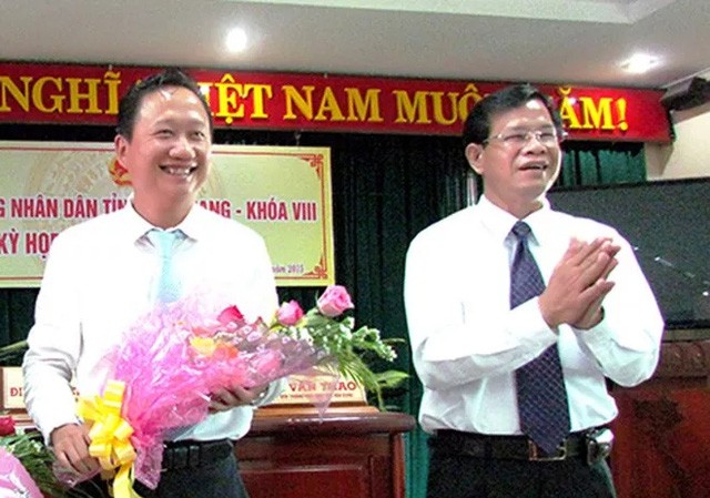 Vụ Trịnh Xuân Thanh: Triển khai quyết định kỷ luật Bí thư Hậu Giang Ông Trịnh Xuân Thanh (trái) trong ngày nhậm chức Phó Chủ tịch tỉnh Hậu Giang. (ảnh: Cổng TTĐT tỉnh Hậu Giang).