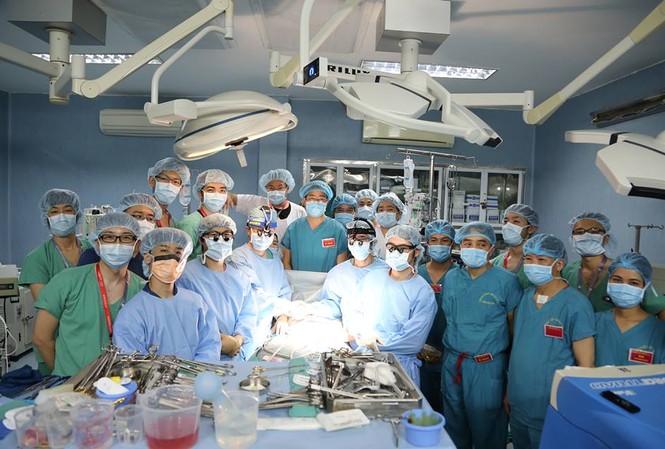 Lần đầu tiên Việt Nam ghép phổi thành công Êkip của ca mổ.