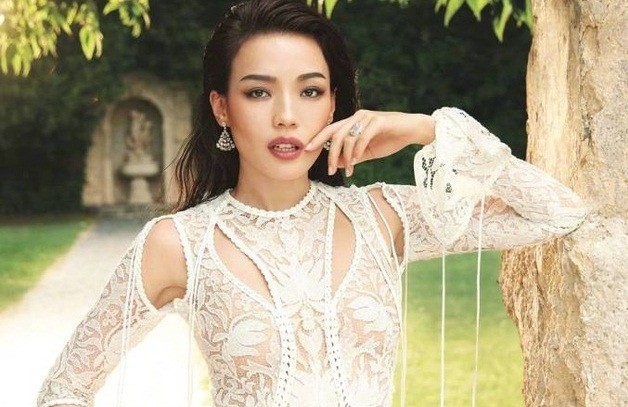 Thư Kỳ táo bạo khoe dáng với đầm ren xuyên thấu Thư Kỳ táo bạo khoe dáng với đầm ren xuyên thấu