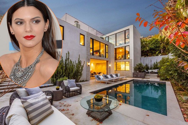 Biệt thự sân vườn hồ nước tuyệt đẹp của ‘chân dài’ Kendall Jenner Biệt thự sân vườn hồ nước tuyệt đẹp của ‘chân dài’ Kendall Jenner