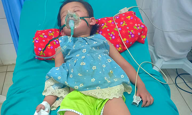 Em bé ở Tuyên Quang sốc phản vệ sau 5 phút bị kiến đốt Bệnh nhi đang được theo dõi sức khỏe sau cấp cứu sốc phản vệ. Ảnh: Bệnh viện cung cấp.