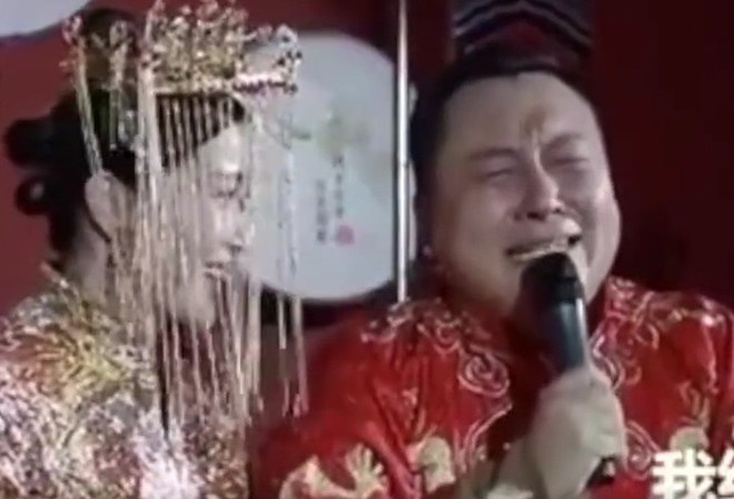 Chàng trai khóc như mưa vì lấy được vợ sau 7 lần làm phù rể Fuyang không cầm được nước mắt vì quá hạnh phúc. Ảnh chụp màn hình.