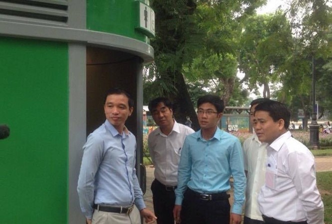 Chủ tịch Hà Nội thị sát mẫu nhà vệ sinh công cộng Chủ tịch Hà Nội thị sát mẫu nhà vệ sinh công cộng