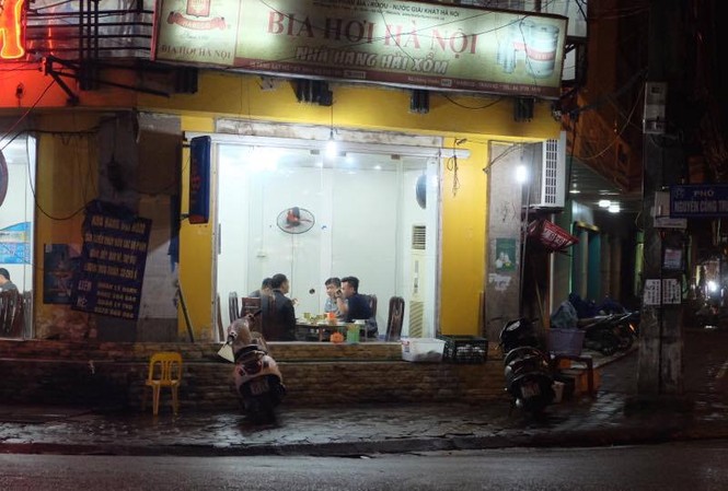 “Phố bia” trả lại vỉa hè cho người đi bộ “Phố bia” trả lại vỉa hè cho người đi bộ