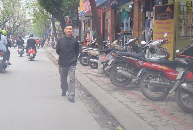 Xoá vạch sơn 'thụt thò' trên vỉa hè nhiều tuyến phố Hà Nội Xoá vạch sơn 'thụt thò' trên vỉa hè nhiều tuyến phố Hà Nội