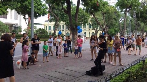 Mẹ cháu bé bị cấm biểu diễn trên phố đi bộ đăng đàn xin lỗi Mẹ cháu bé bị cấm biểu diễn trên phố đi bộ đăng đàn xin lỗi